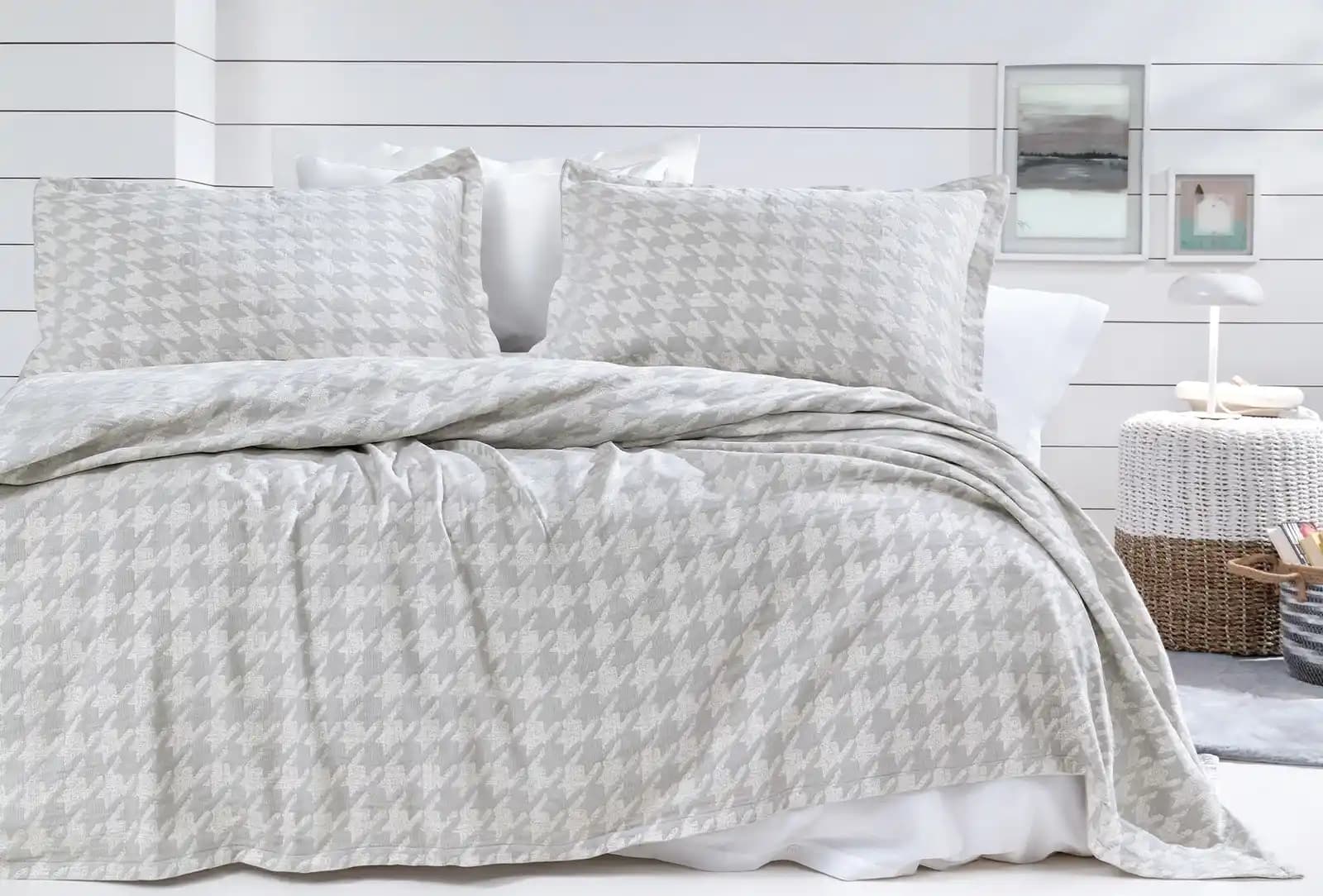 Yatak Odasında Konfor Sağlayan Yatak Örtüleri: Estetik ve İşlevselliğin Birleşimi