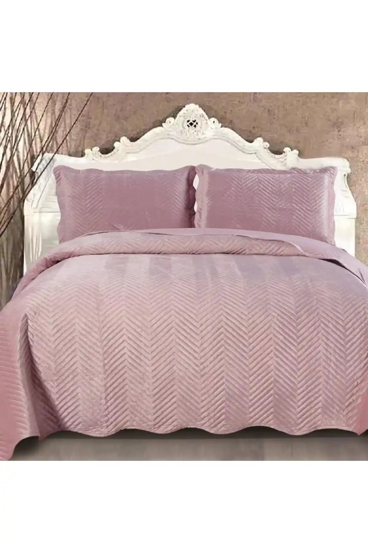 Yatak Odasında Konfor ve Estetiği Artıran Royal Yatak Örtüleri Seçenekleri