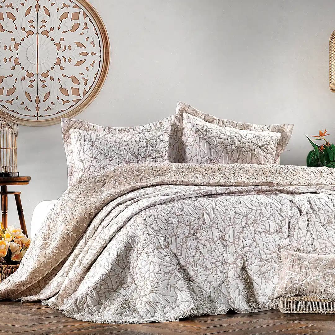 Yatak Örtüsü ve Dekorasyon İpuçlarıyla Şık ve Konforlu Yatak Odası Tasarımı