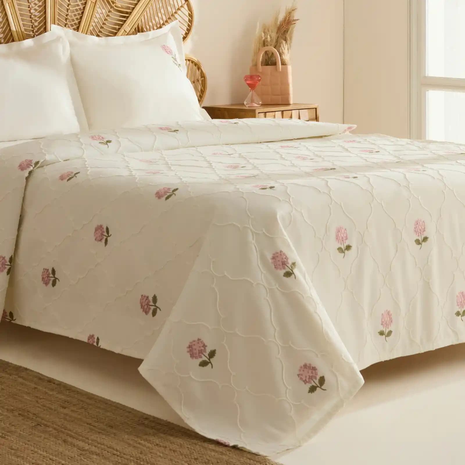 Yatak Pike Takımları ile Odalarınızın Dekorasyonunu Şık ve Konforlu Hale Getirin