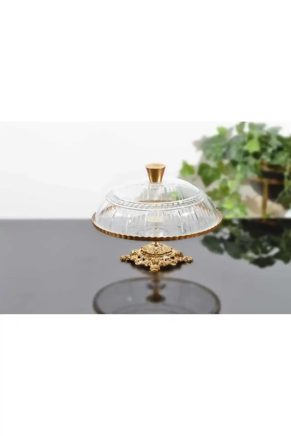 Zarif Ayaklı Cam Fanuslar: Estetik ve Fonksiyonel İç Dekorasyon Çözümleri