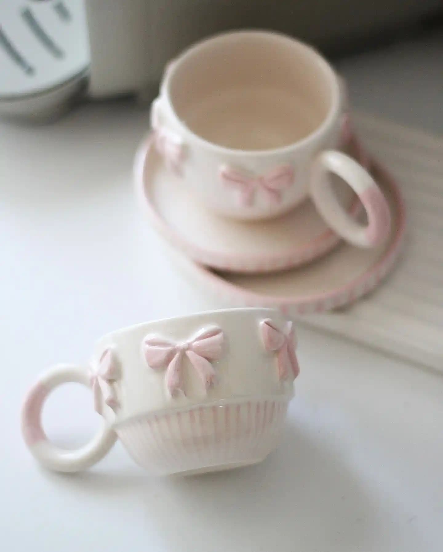 Zarif Dekoratif Fincanlar: Estetik ve Fonksiyonelliğin Buluşması