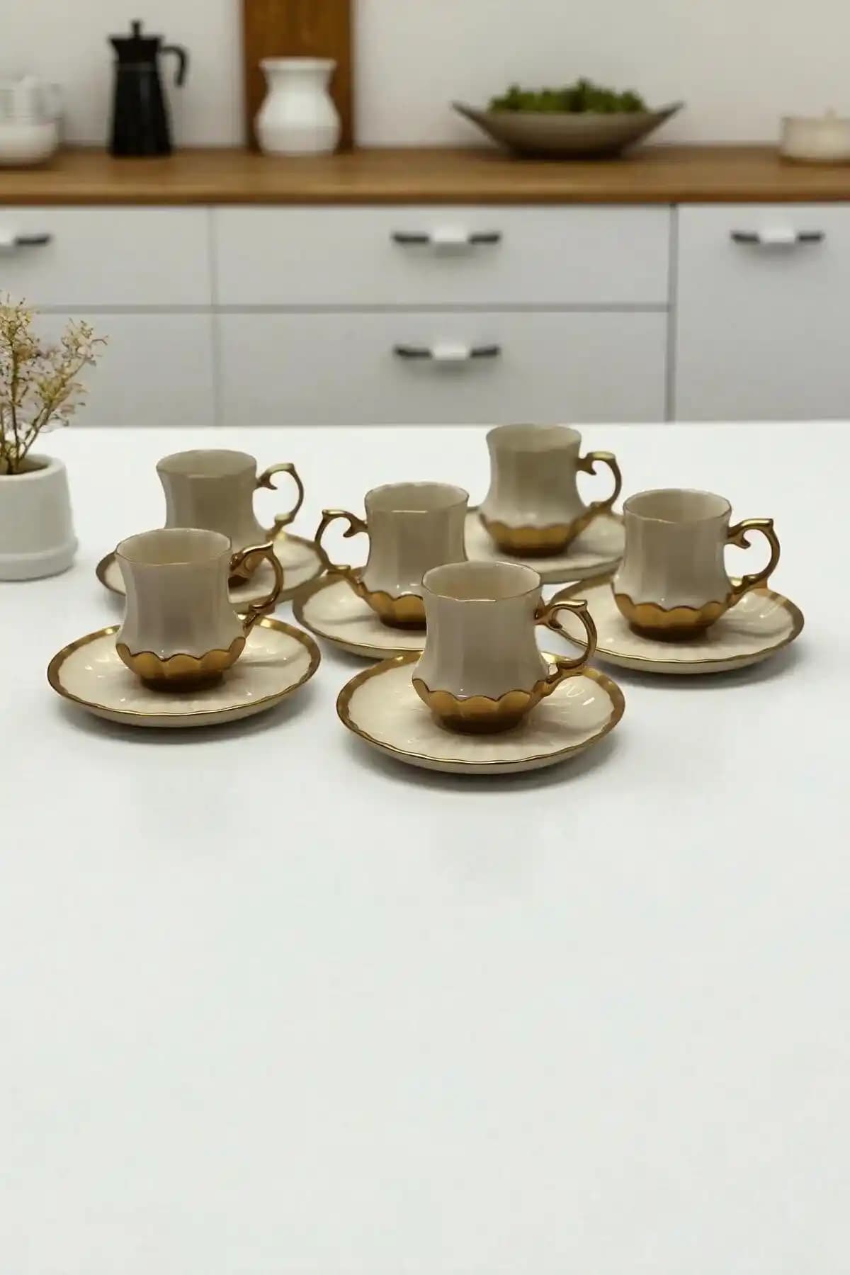 Zarif ve İşlevsel Porselen Kahve Fincanları: Tasarım ve Kullanımın İncelikleri