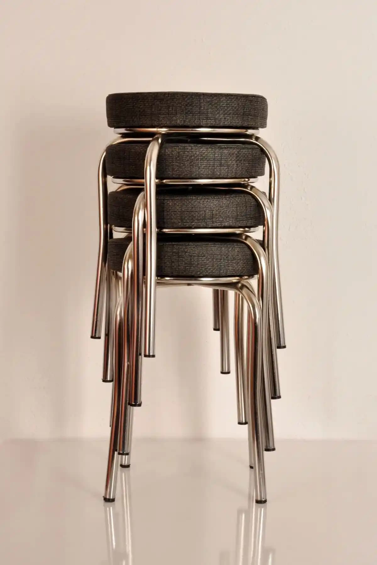 AKK TİCARET ve Ankhira Tabureleri Karşılaştırması: Malzeme ve Konfor Analizi