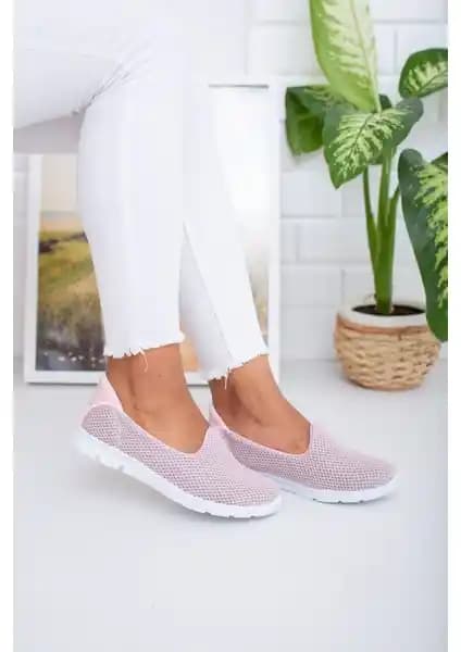 NeskaAvm Pembe Yürüyüş Ayakkabısı Kadınlar İçin Şık ve Konforlu Tasarım