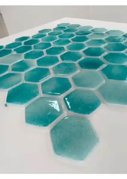 Turkuaz Hegzagonal Cam Mozaik: Dayanıklı ve Estetik İç Dış Mekan Kaplama Malzemesi