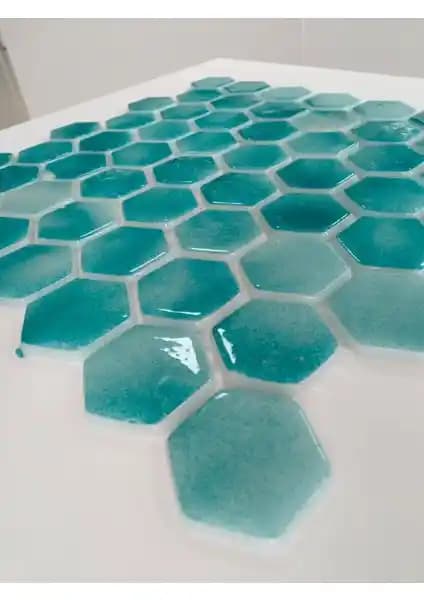 Turkuaz Hegzagonal Cam Mozaik: Dayanıklı ve Estetik İç Dış Mekan Kaplama Malzemesi