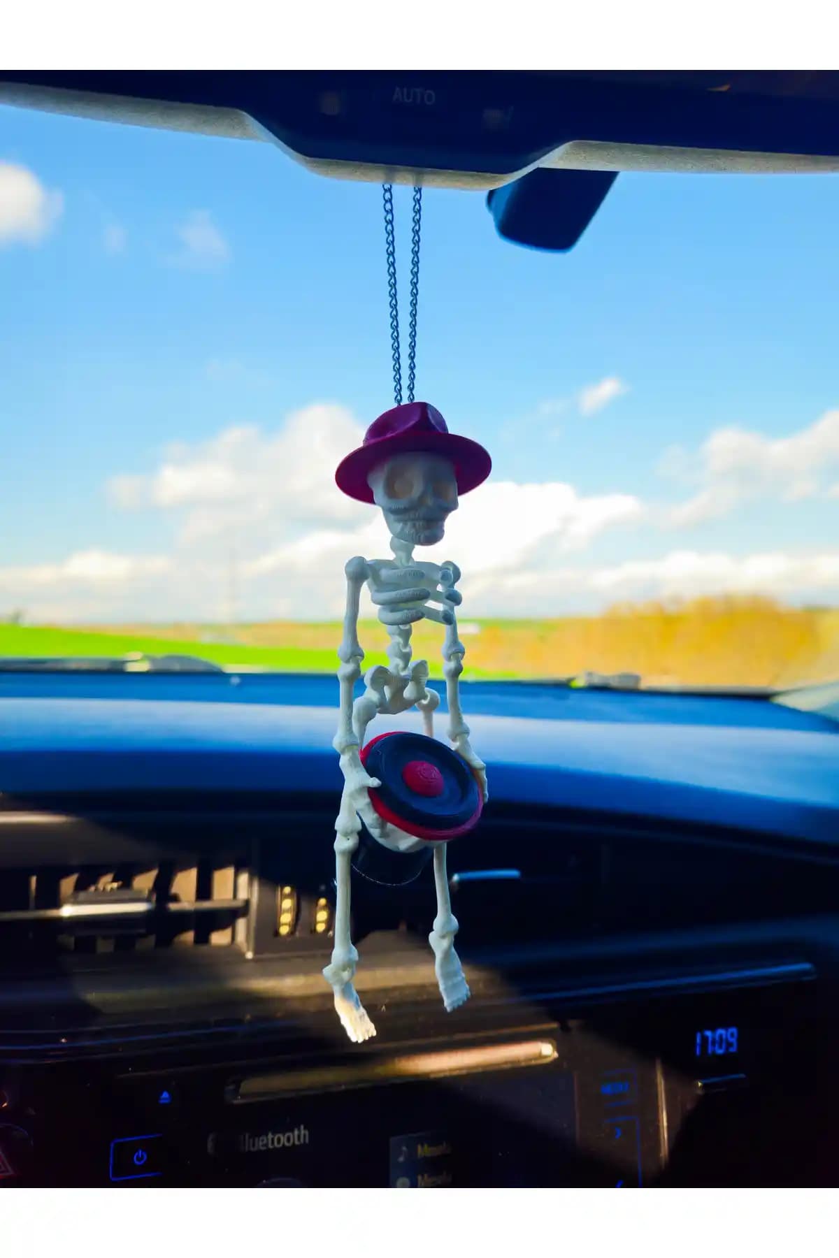 Rex Aksesuar Fötr Şapkalı Bass Tutan İskelet Ayna Süsü Beyaz-Kırmızı Araba Aksesuarı