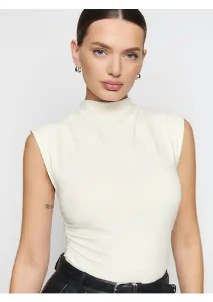 Hollyhocks Kolsuz Büzgü Detaylı Modern Yazlık Bluz Kadın Giyiminde Şıklık ve Konfor